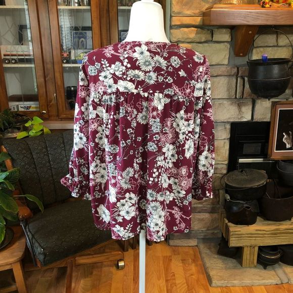Lake Flower size Medium wine colored floral v/neck - Picture 4 of 4